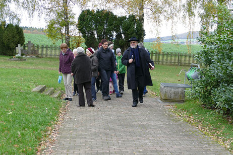 Gräbersegnung auf dem Friedhof in Riede